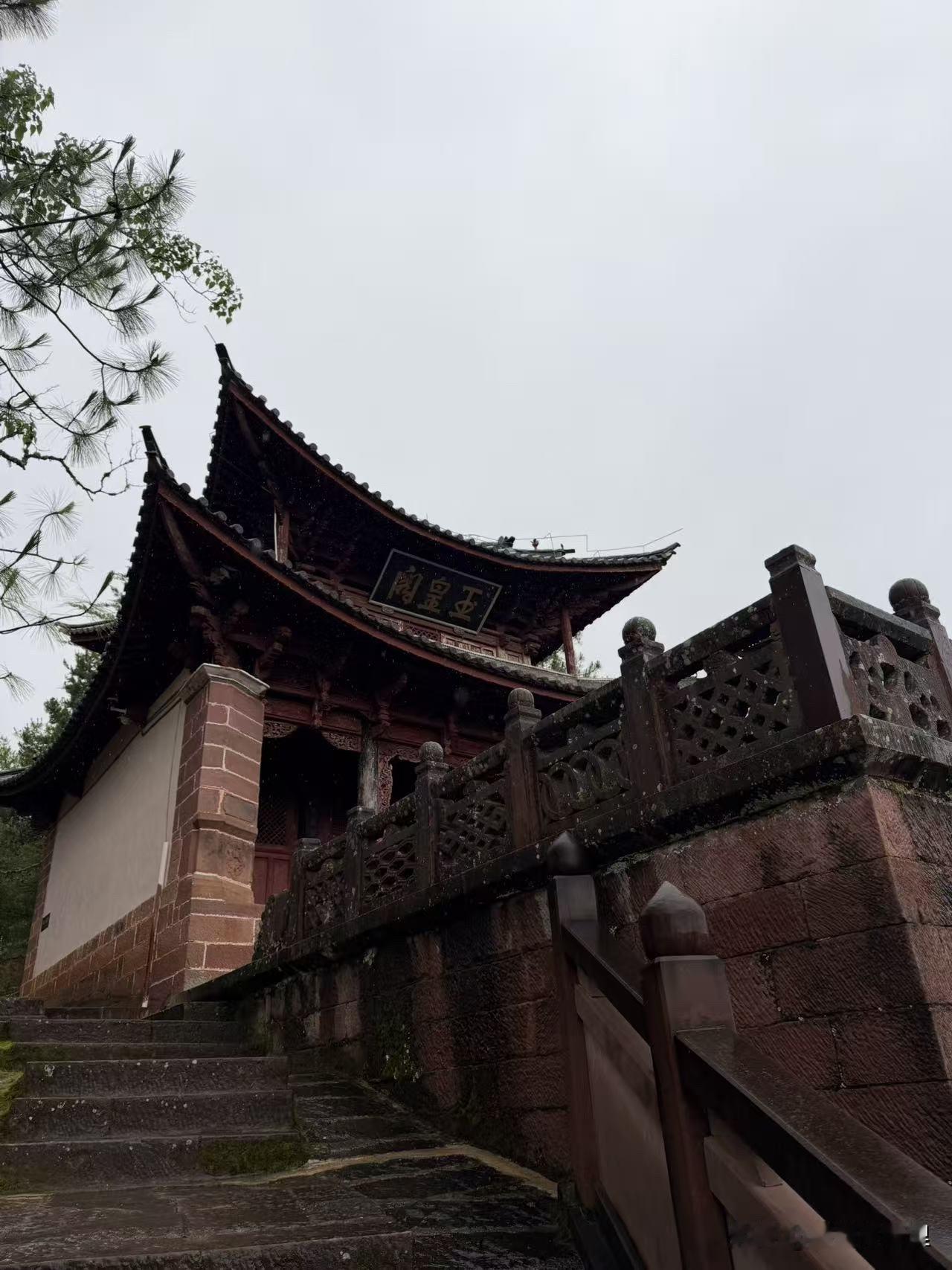 这个悬空寺太令人震撼了。是被徐霞客赞叹过的地方。它位于云南大理州剑川县，距离