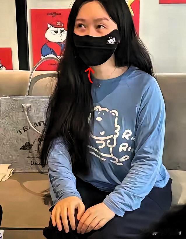 北京李女士这双标操作，真是能把人气笑！自己惜命到口罩焊脸上，半点灰都不沾，遛狗却