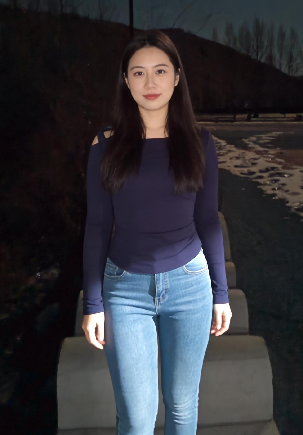 当我路过这截夜的断章，她正和石阶平分此刻的静——深蓝上衣是沉下去的暮色，浅