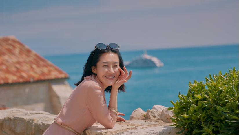 许晴的度假照绝了，完全看不出已经60了，裹得严实照样赢过25岁小姑娘​