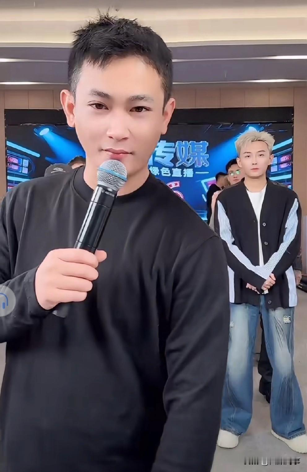 驴家阿宇调侃吴迪，整个网络生涯就在退网与首秀之间徘徊。粉