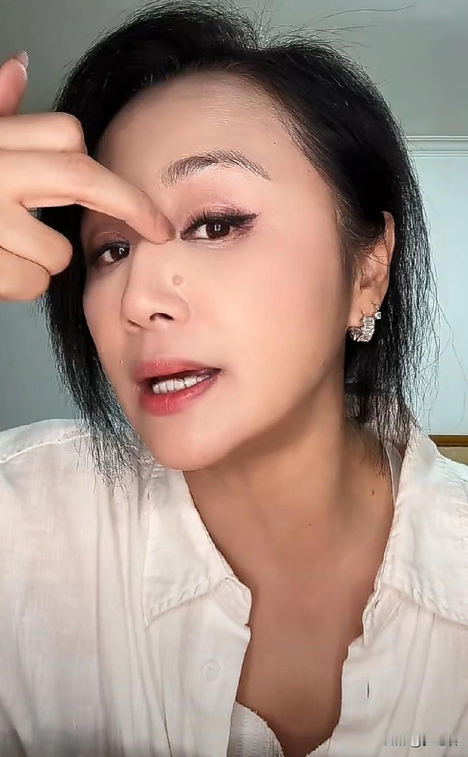 曹颖鼻子一侧有一个很大的痣，但是她一直没有去点，因为她怕点不好会留下一个小疤痕，
