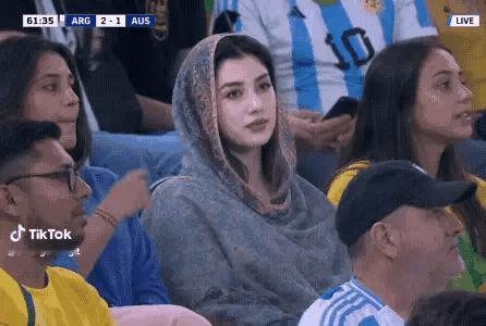 哇，简直太美了，听说是波斯美女，果然是绝色啊！金庸小说《倚天屠龙记》里的“紫衫龙