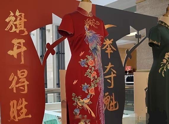 😂高考考场外快变成大型时装周了！家长们纷纷穿上旗袍、举着向日葵，这画风属实有点