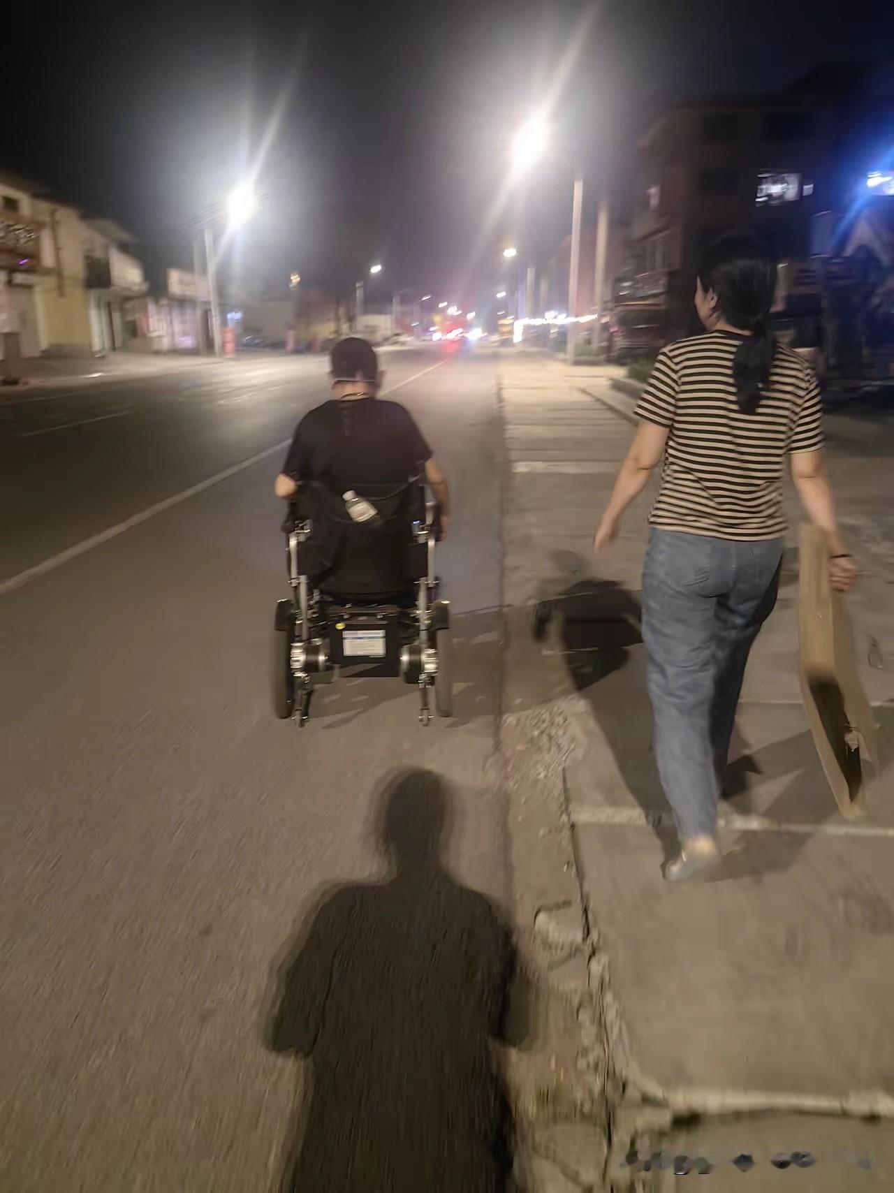 瘫痪十一年的丈夫吃过晚饭，自己摇着轮椅出了门，到夜里十点还没回来。女人跟闺女说出