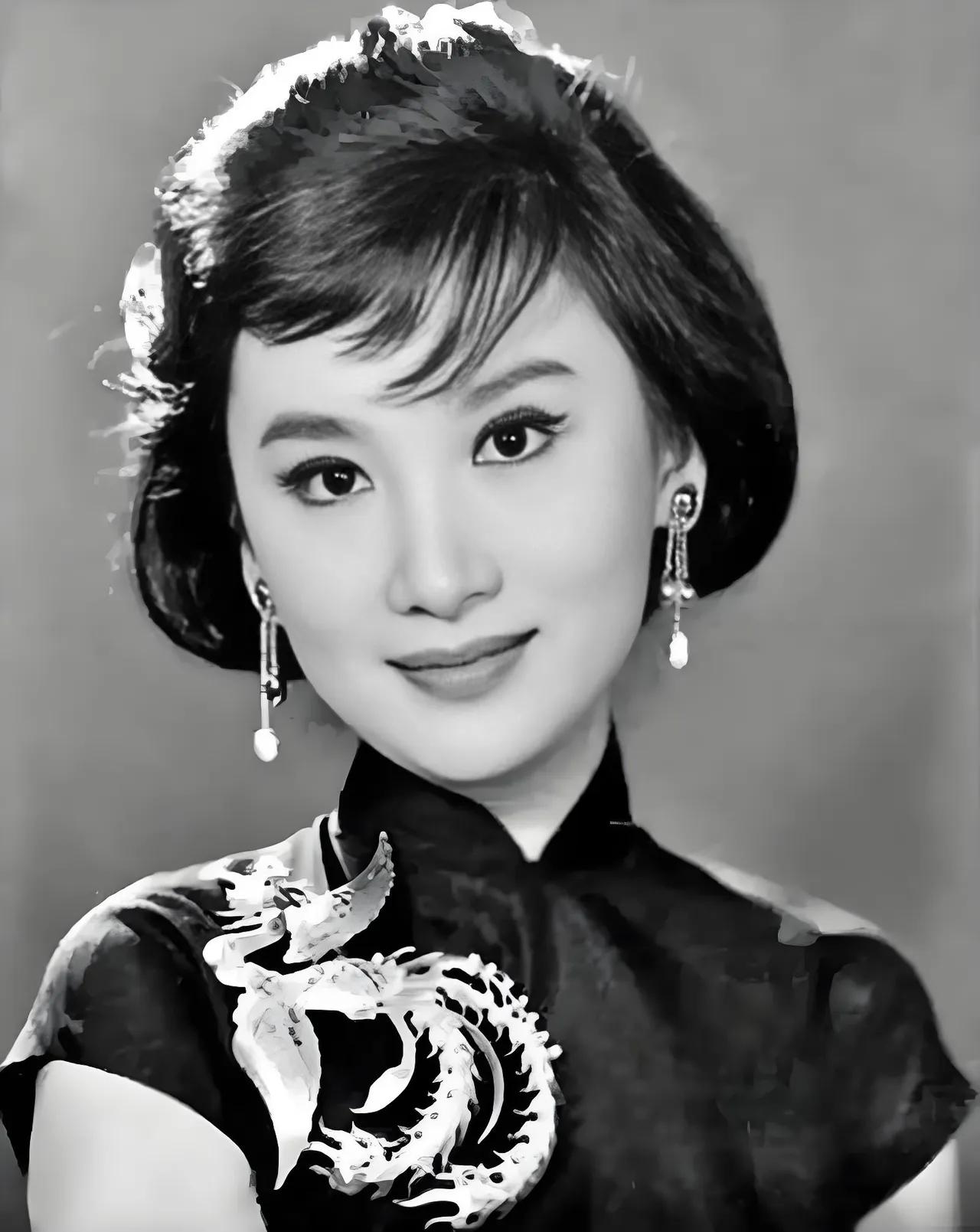 1957年，金庸已是名满香江的大才子。他不嫖不赌，不抽烟不喝酒，安分守己地写着小