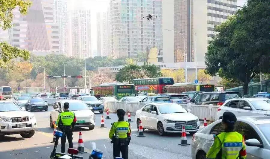 深圳这回又上热搜了！交警搞出无人机+链路式执法组合拳，专治电动车违规逃窜的“老赖