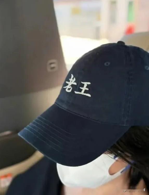 王菲，引发热议8月8日，王菲再次被热议，这一回，不是因为男友谢霆锋icon和两
