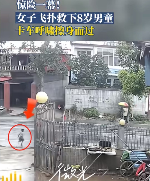 “太勇敢了！”近日，河南漯河，34岁女子骑车带6岁女儿突遇8岁男童冲向货车！她竟
