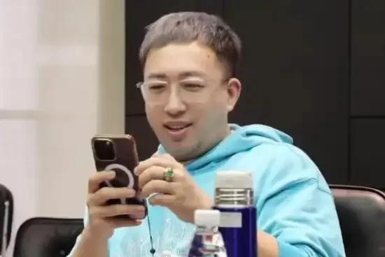 有网友让于正看看曹骏，找曹骏拍戏，于正回复道：“看着呢，赵昭仪每天在我面前提10