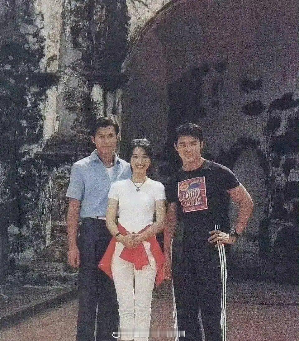 这是三位明星年轻的的合照，分别是古天乐关咏荷樊少皇，你们认出来了吗