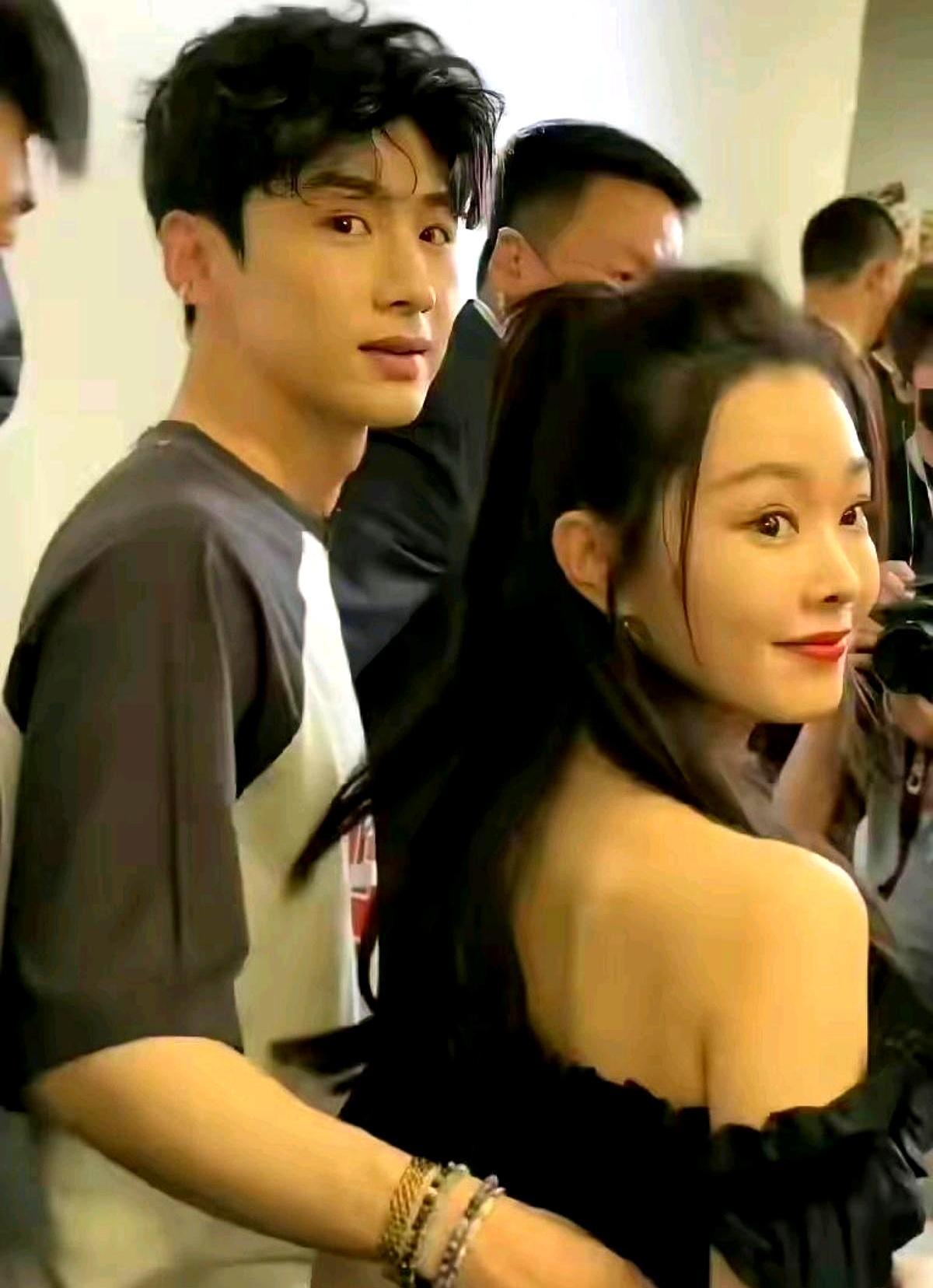 他俩真分了。宋轶抖音取关白敬亭，3年感情，男方连个屁都不敢放。你去看她抖音