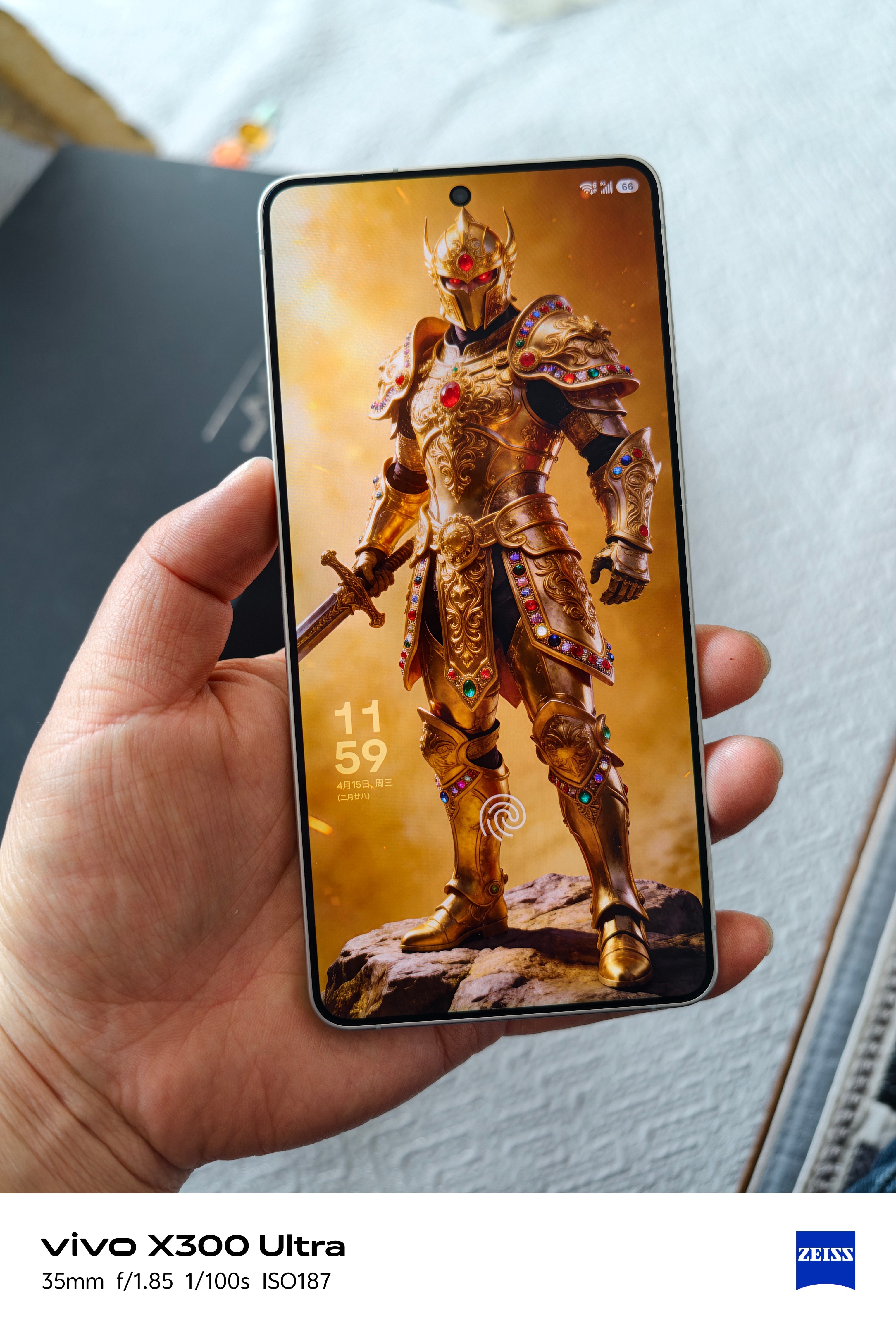 晒晒你的锁屏，看有没有能超过我的。我现在喜欢极简锁屏了，尽可能的把锁屏的壁纸之外