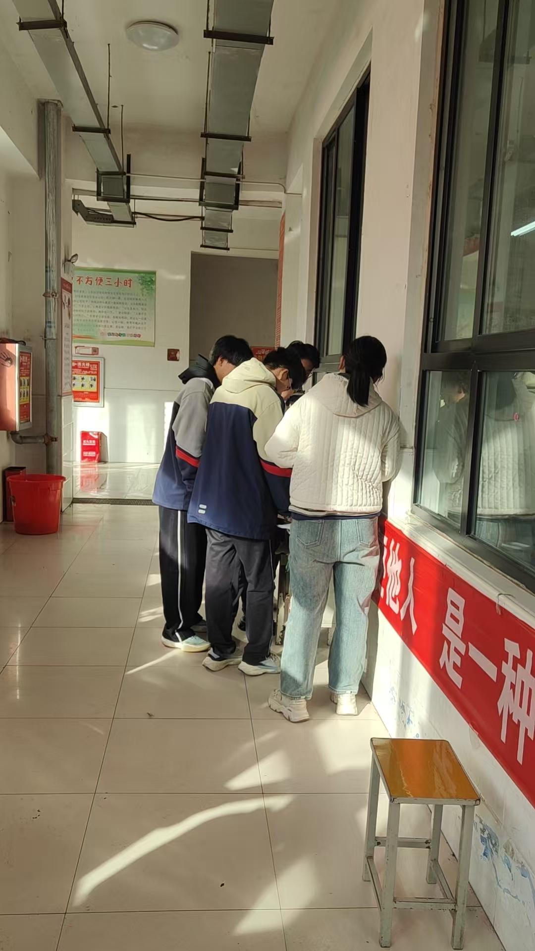 到了高中你会发现：数学考不到100分，或者英语考不到100分，总分都很难突