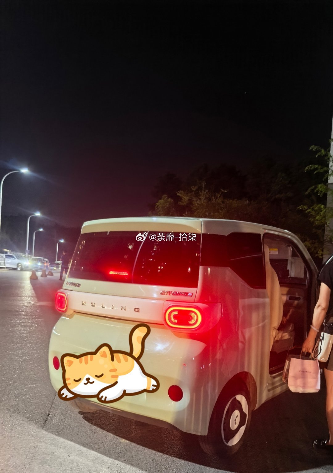 现在什么车都能跑滴滴了吗？别人四个人，打了一个这个车！我忍住不笑出声！哈哈哈哈哈！​