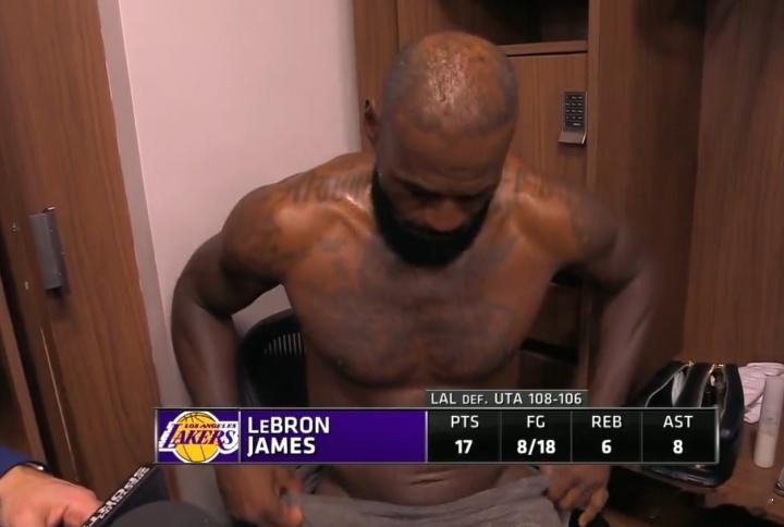 我嘞个豆詹姆斯昨天采访仅用毛巾遮住重要部位