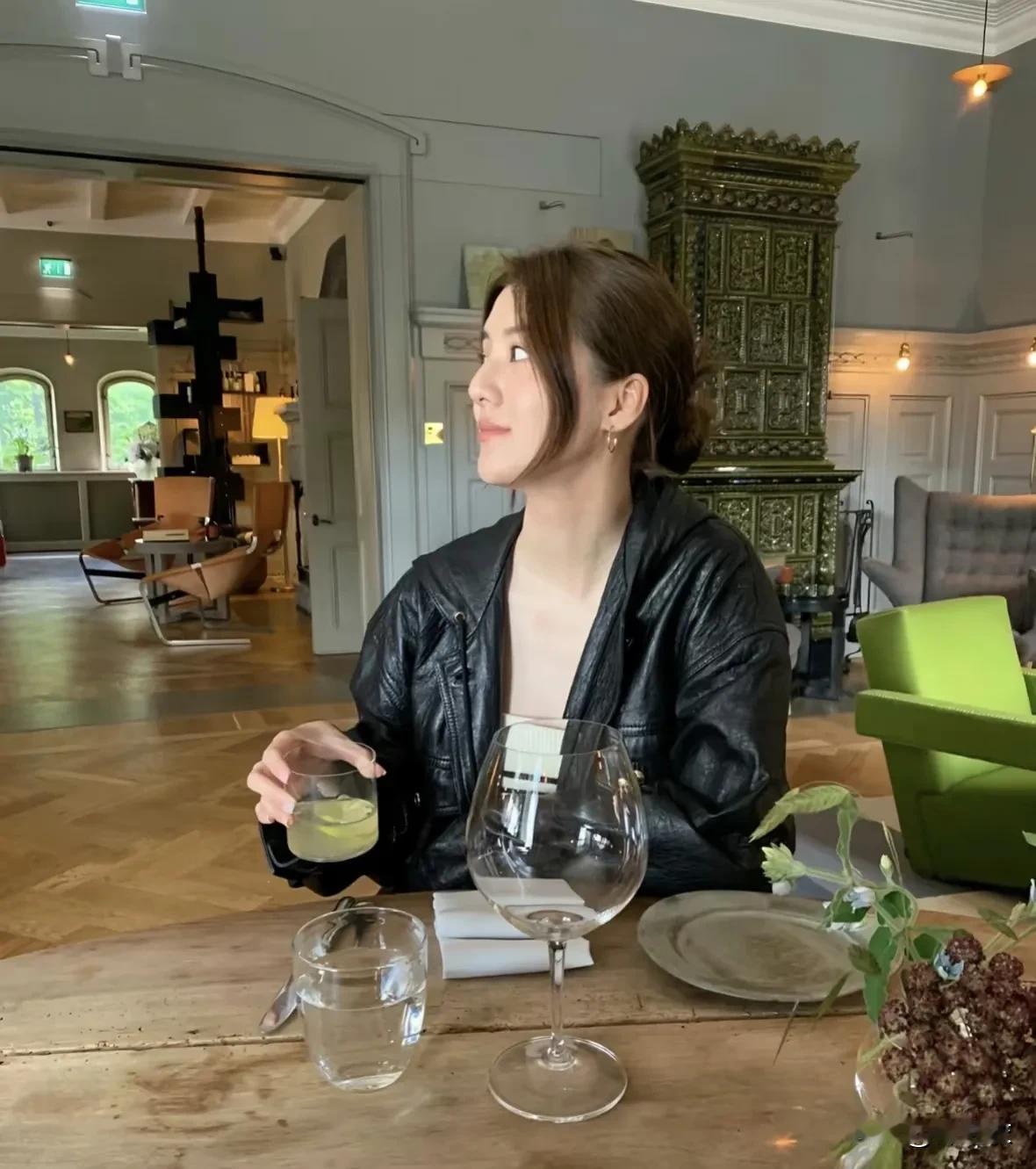 吴千语在荧幕上都很瘦，但她现实中更瘦，毕竟上镜胖十斤嘛。因为有见过吴千语的网