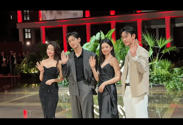 舒淇还真的是风情万种，张婧仪在她面前看起来好稚嫩，同样挥手拍照，舒淇歪着身子，手放胸前，轻摆腰肢，脸