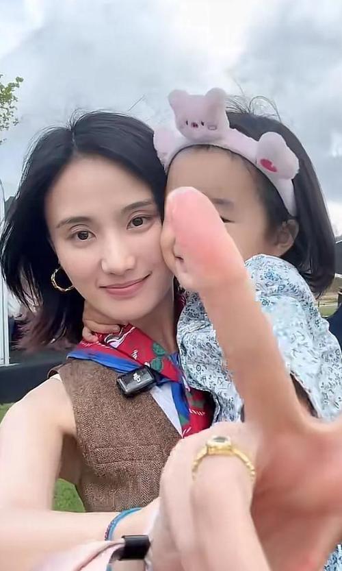 2026年春节是海哈金喜与李亚鹏离婚后的首个新年，她带着女儿夏夏回到四川邛崃老家