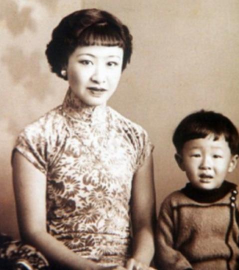 1955年，章士钊在北京菜市场闲逛，看到一卖卷烟的妇女，大吃一惊，连夜给毛主席写