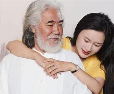 张纪中老婆真敢说！2022年直播，她对6000名粉丝说：“嫁给老头怎么了，碍着你