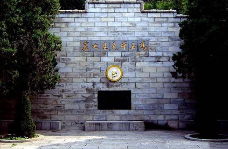 冯玉祥请客从不允许吸烟，只有主席一人例外，主席当场直言：我要违反纪律了1924