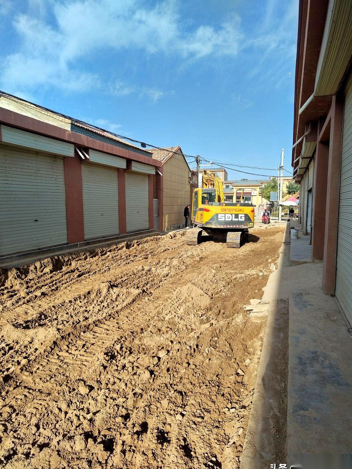 真的,有时候你不得不服。去年刚给我们村里铺好的柏油路,黑亮黑亮的,我骑个电动车