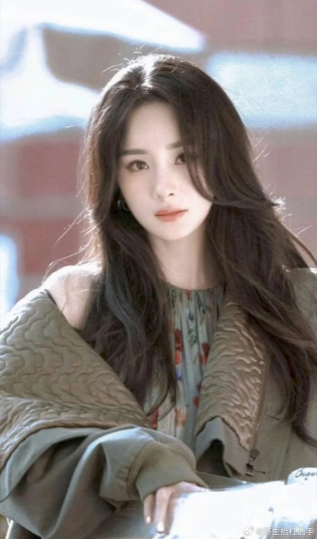 杨幂的长相很符合名字幂字自带清冷又柔媚的氛围感，真的人如其名。人美气质好，和名字