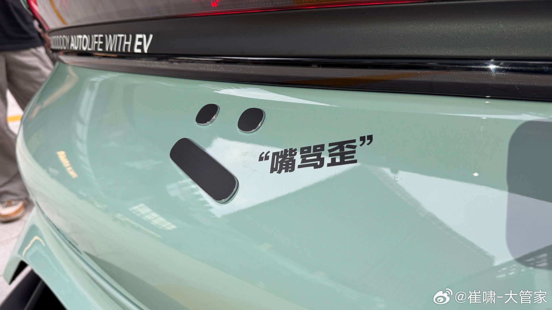 智己的心够大！能在一个发布会上，接受用自己家LOGO顽梗，还真是可以👍“不端着