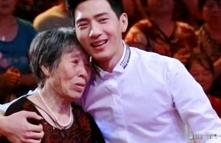 2017年，井柏然在奶奶的葬礼上，见到了出生28天就把他抛弃的父母，他们低声下气