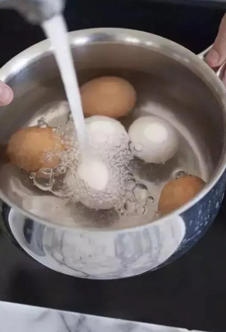 昨晚去同事家蹭饭，看她一个人在厨房忙活，我就撸起袖子去帮忙。刚拿起鸡蛋要打，她突