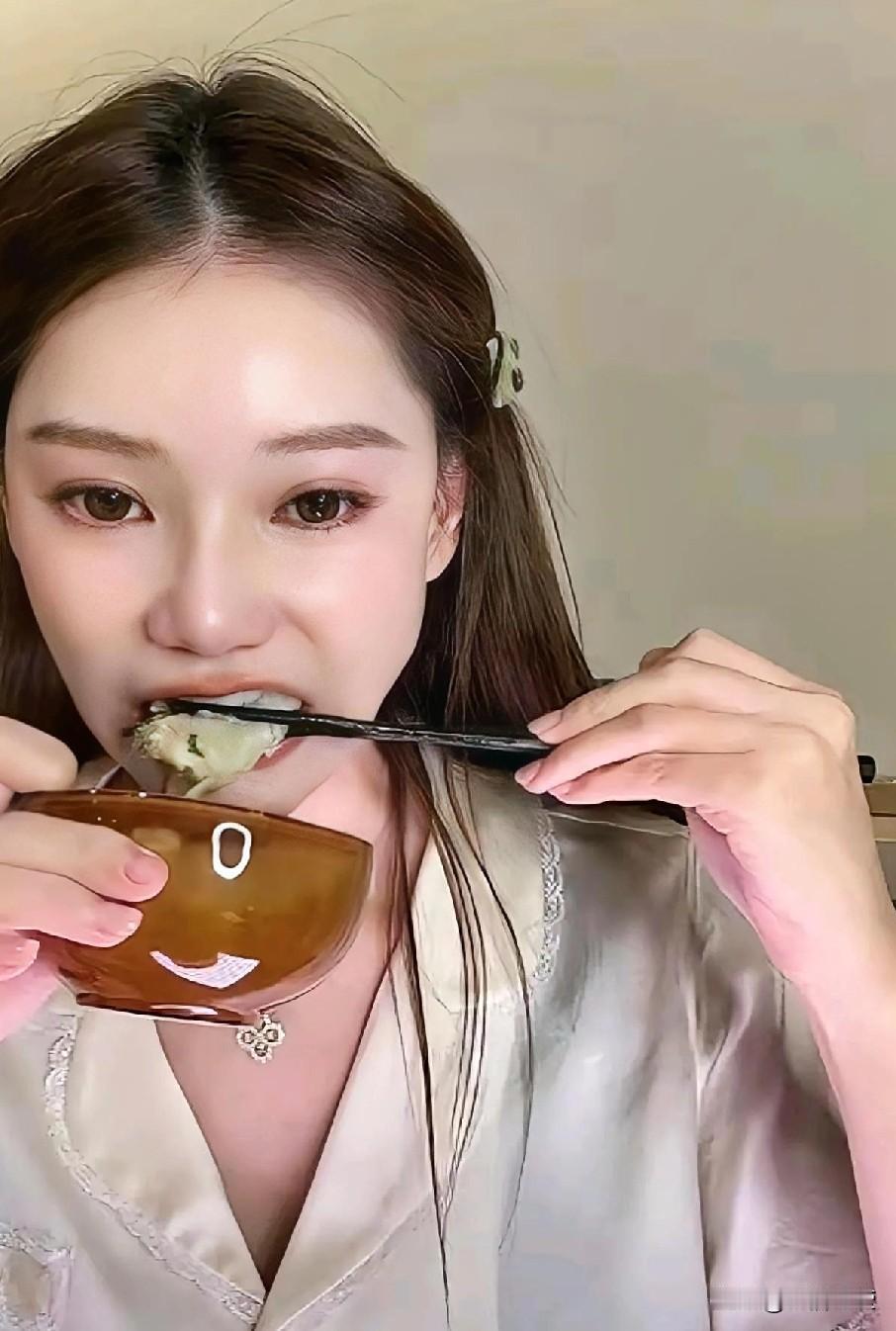 有网友问筱梅晚上吃什么，她便晒出餐桌：西兰花虾仁蒸蛋、炒土豆丝、油焖大虾、炒羊肉