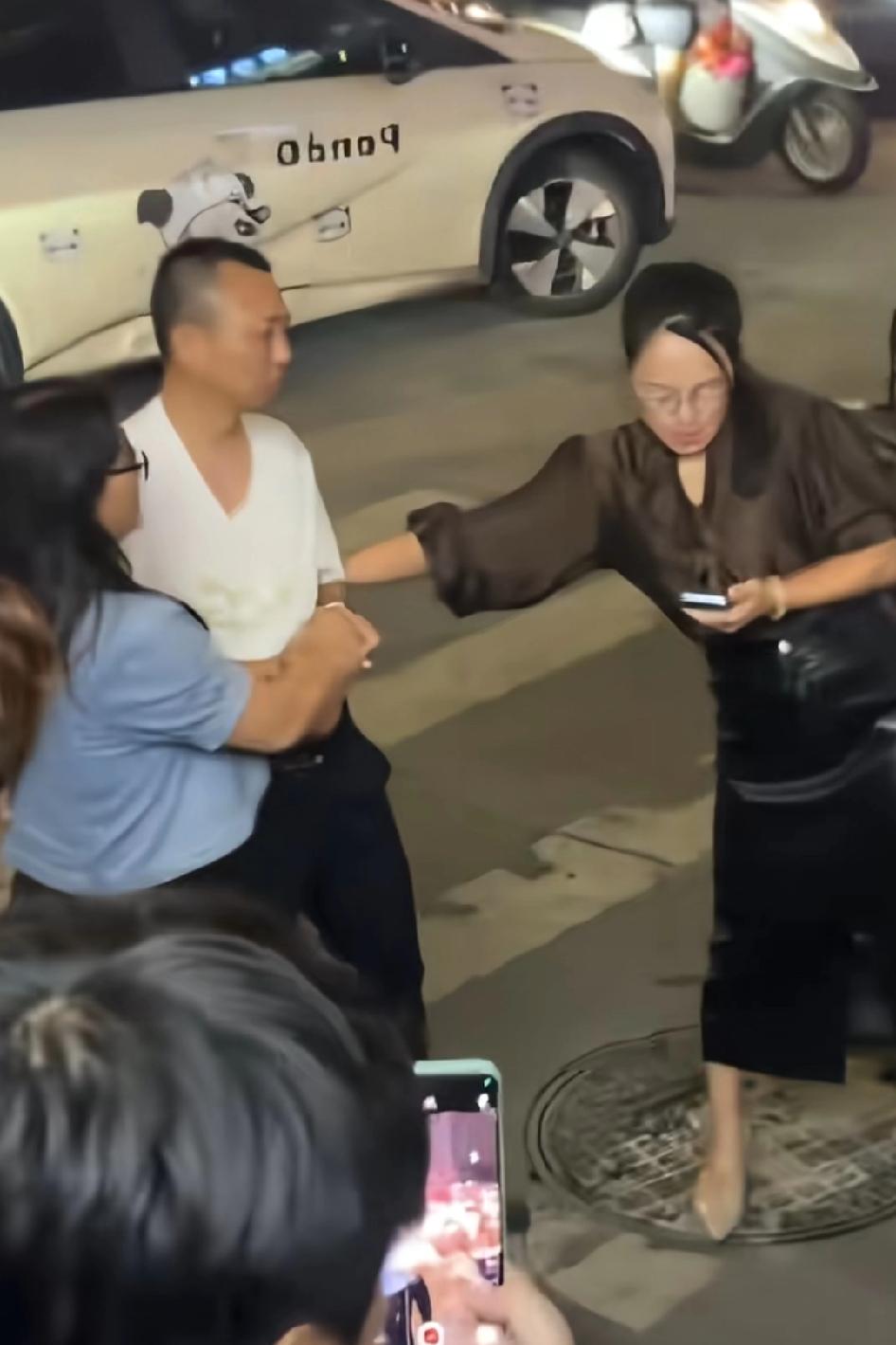 这是抢男人，有些人说找不到女朋友，找不到女朋友，人家却两个两个，两三个三四个这