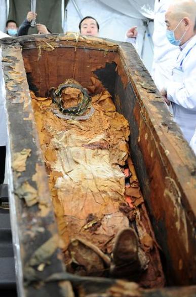 1982年，四川挖出一具遗骸，让人震惊的是，遗骸的脚上带着7公斤铁链，脚