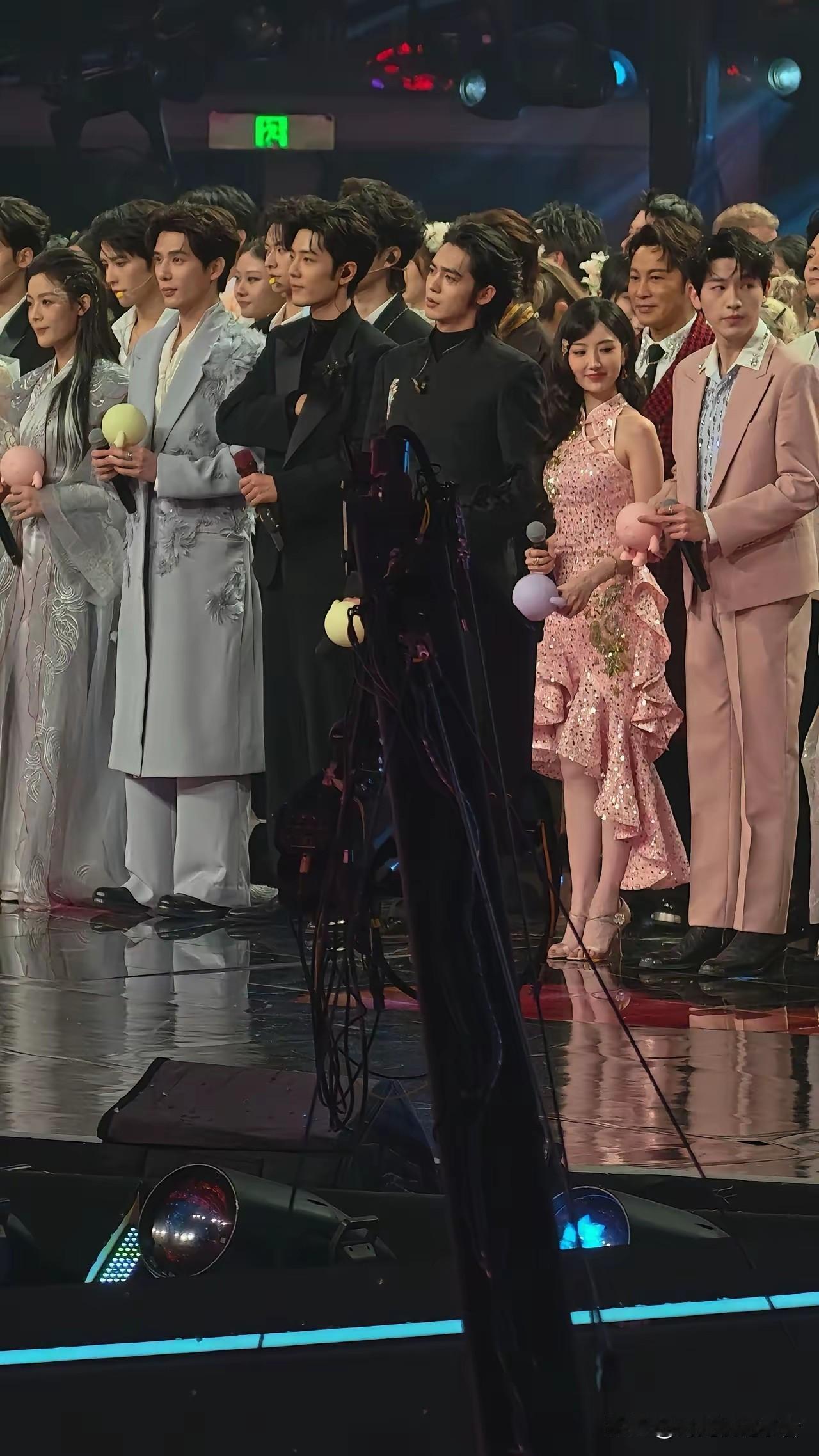 内娱真的产帅哥，还都是大高个，不管是不是穿了增高鞋，但是真是齐整整的，不论身材还