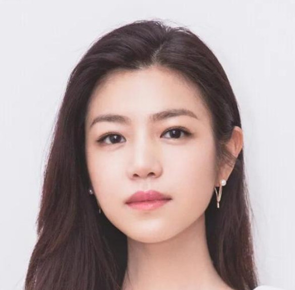 2016年，陈妍希生下儿子小星星。她打算让儿子在台湾念书，陈晓却强烈反对。陈妍