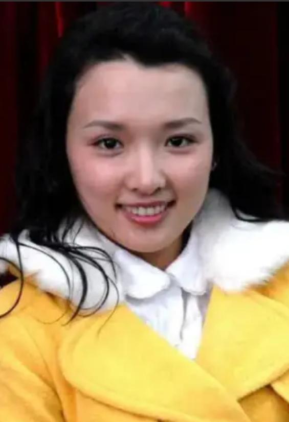 有一次，赵本山出席一场商演，看到旁边的礼仪小姐很漂亮，就搭讪说：“妹子，你长得这