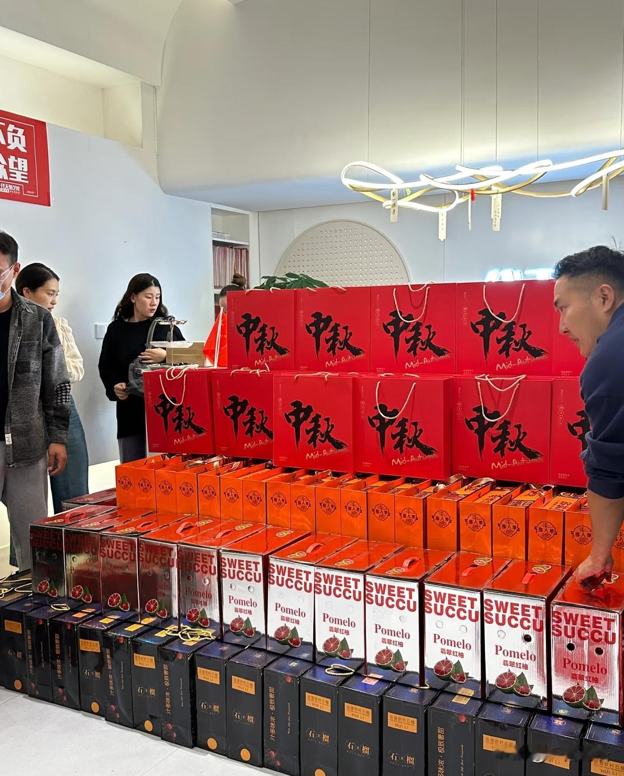 河南，一小伙子前去参加公司的面试，聊完之后正打算离开，刚好碰见公司里热热闹闹地发