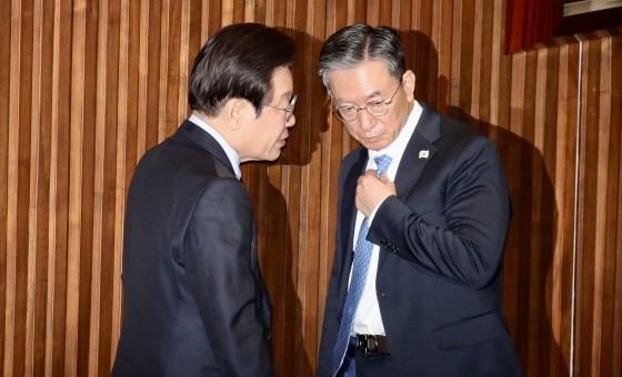 据韩国执政党相关人士6月28日消息，李在明总统选定了新的民政首席秘书，代替因争议
