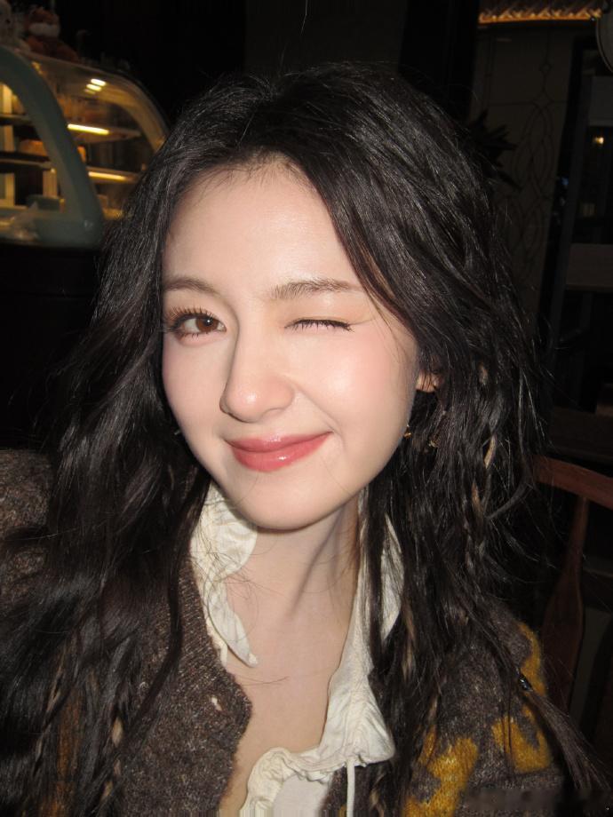 李兰迪怼脸皮肤状态李兰迪怼脸皮肤状态也太好了吧，李兰迪每张都是小卡神图的程度，真的爱了！好美李兰迪每
