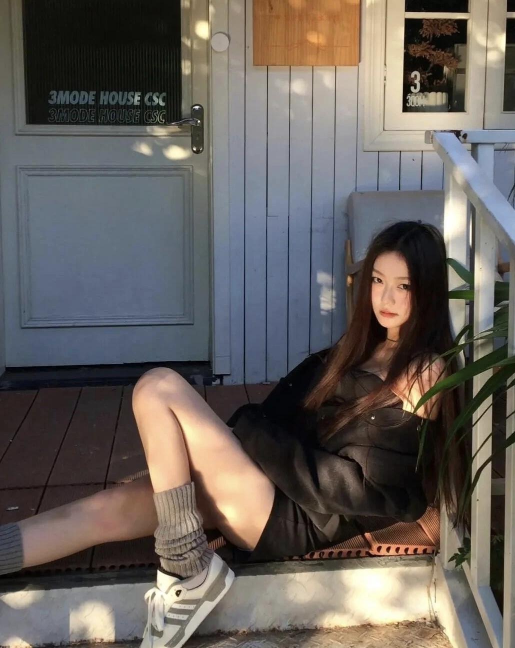 ☀️把身体陷进午后的阳光里，宽松的黑衫配堆堆袜，让暖意顺着脚踝漫到发梢。不用赶