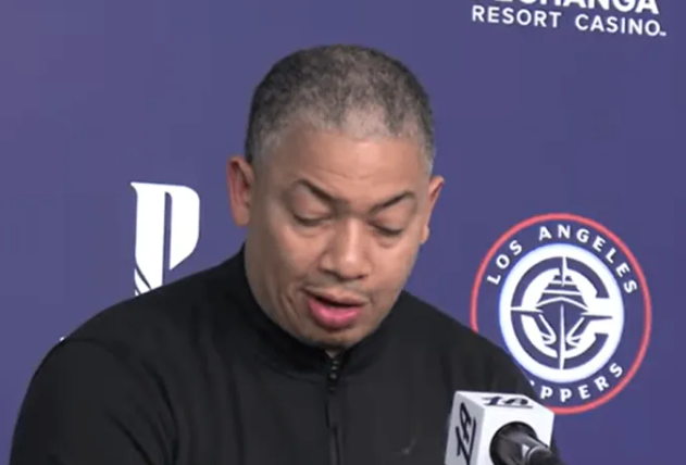 NBA常规赛，快船主场115-146不敌凯尔特人。赛后，快船主帅泰伦-卢接受了