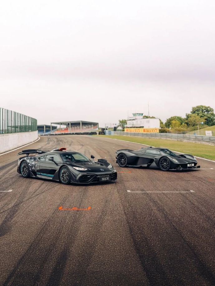 AMGOne遇上阿斯顿马丁Valkyrie，谁才是真正的公路赛车？