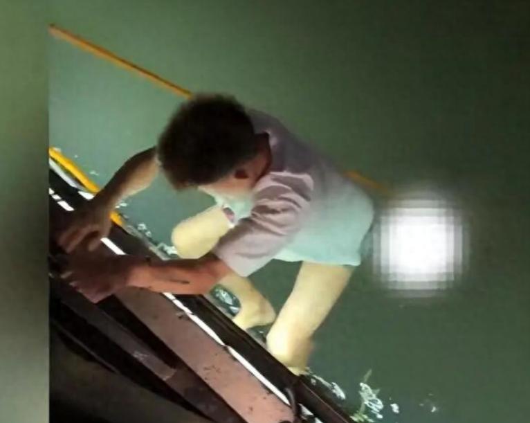 杭州，一男子跳河救人后发视频遭被救者举报，男子打码后重发，只想证明清白…… 