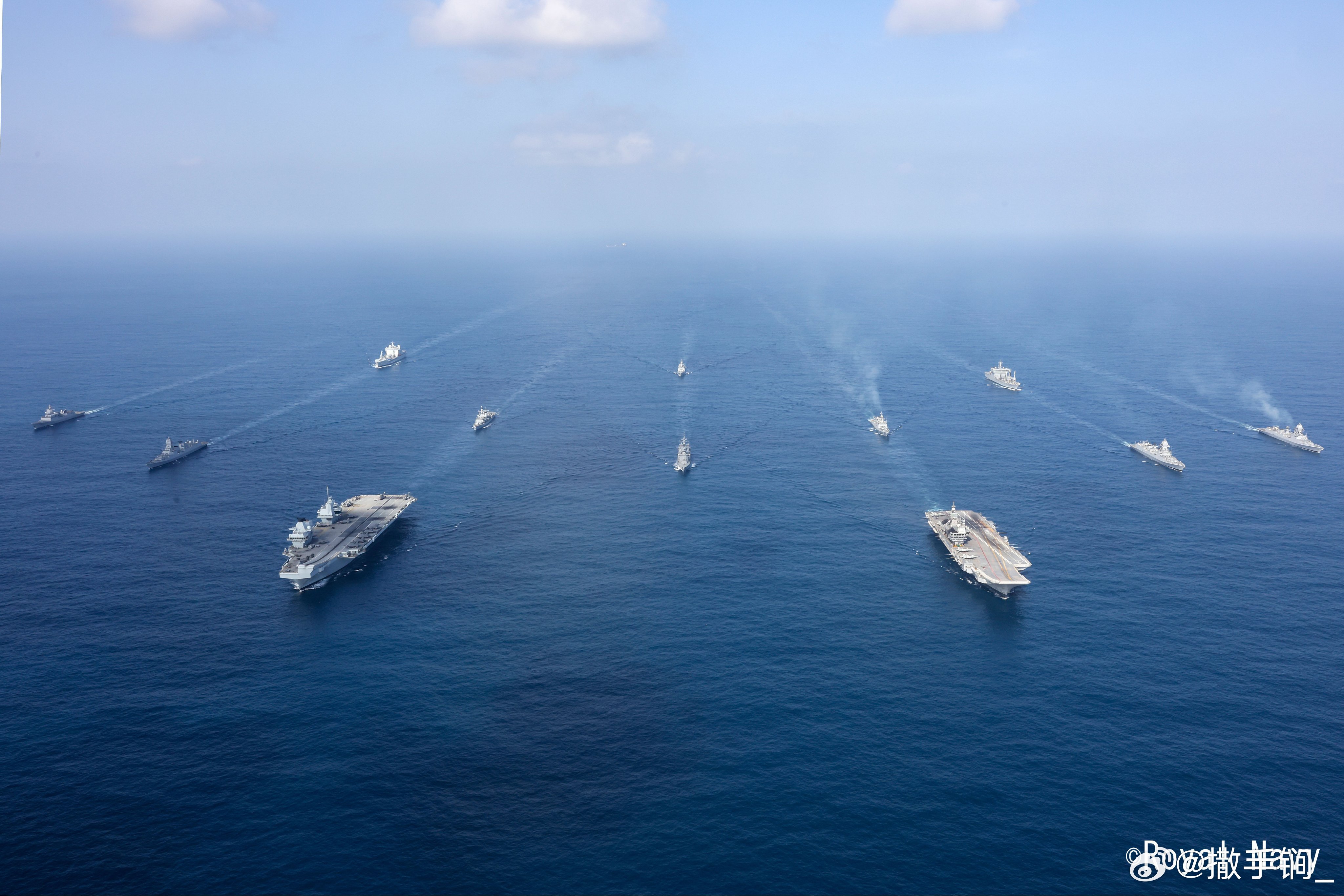 日本海自108“曙”号驱逐舰参加了前两天英国海军与印度海军的“双航母”演练。“曙