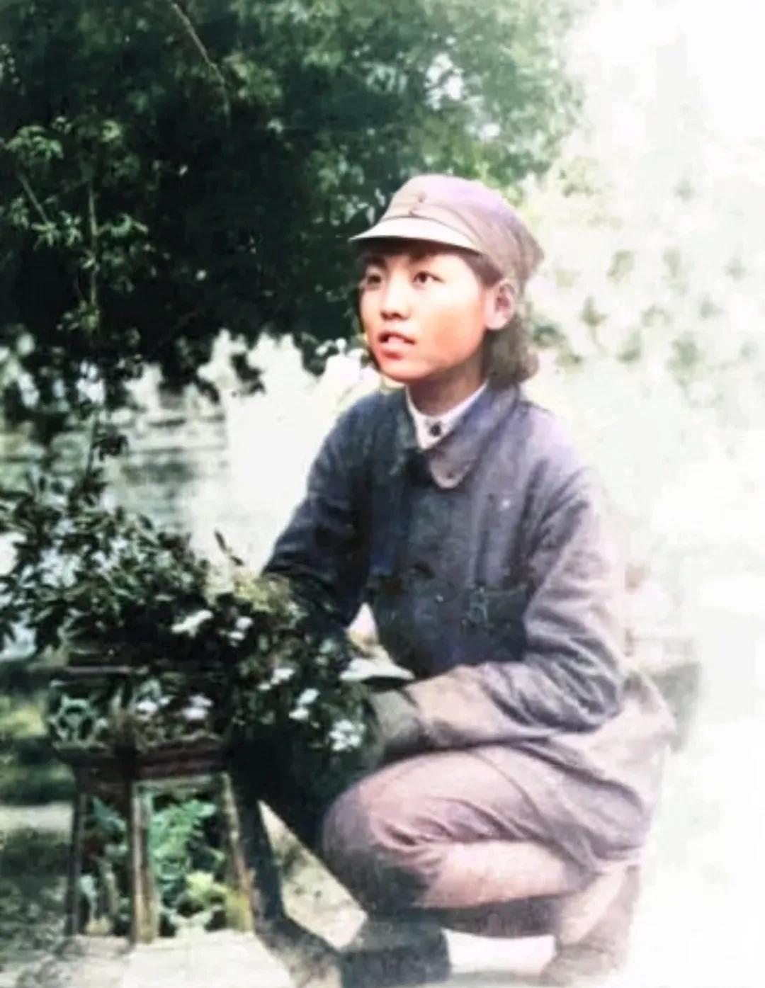 这张留存至今的旧照拍摄于1938年，照片里的女战士便是八路军队伍里容貌出众的史瑞