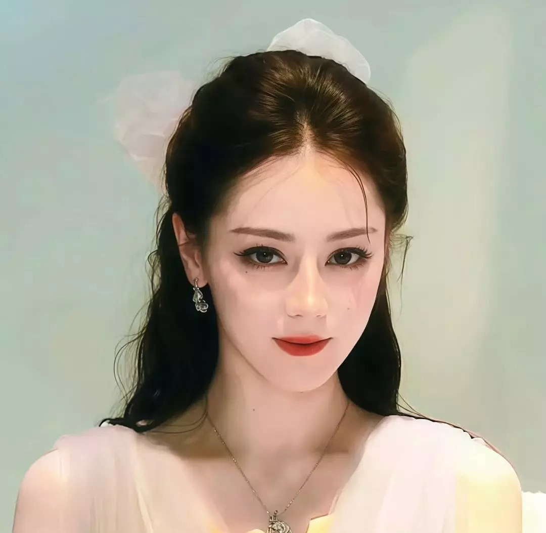 金鹤龙把迪丽热巴化成李一桐了，眼部太浓太黑了，感觉他化妆好多都是一个样子，不如王