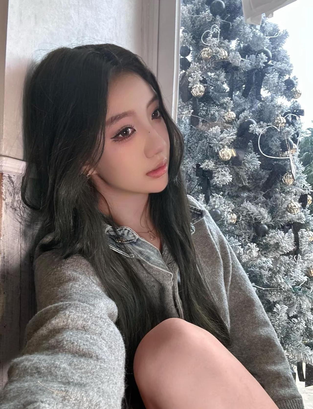 人生怎么能只若如初见呢有些人的可爱之处是需要慢慢发现的咖啡韩彩英氛围感大片