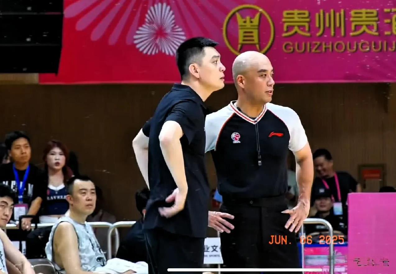 cba光头裁判郭楠冲过去，跑到替补席给周琦一个追加技术犯规，裁判有问题，不过周琦