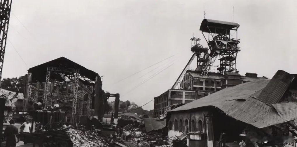 1976年7月28日03点42分，唐山发生7.8级大地震。遭受病痛折磨的毛主席，